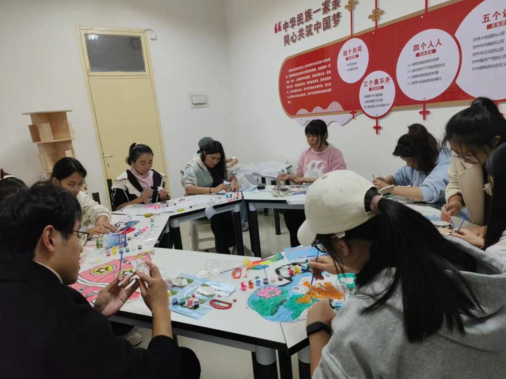 紙鳶舞晴空，藝術(shù)潤社區(qū)——我校“一站式”學(xué)生社區(qū)成功舉辦紙鳶藝術(shù)體驗(yàn)活動(dòng)